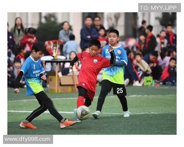 陈小学足球热潮涌动小球员们在绿茵场上追逐梦想与友谊